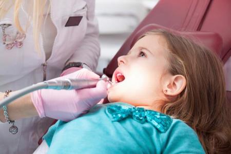 Golosinas a raya: los niños que comen dulces a diario necesitan más tratamientos dentales