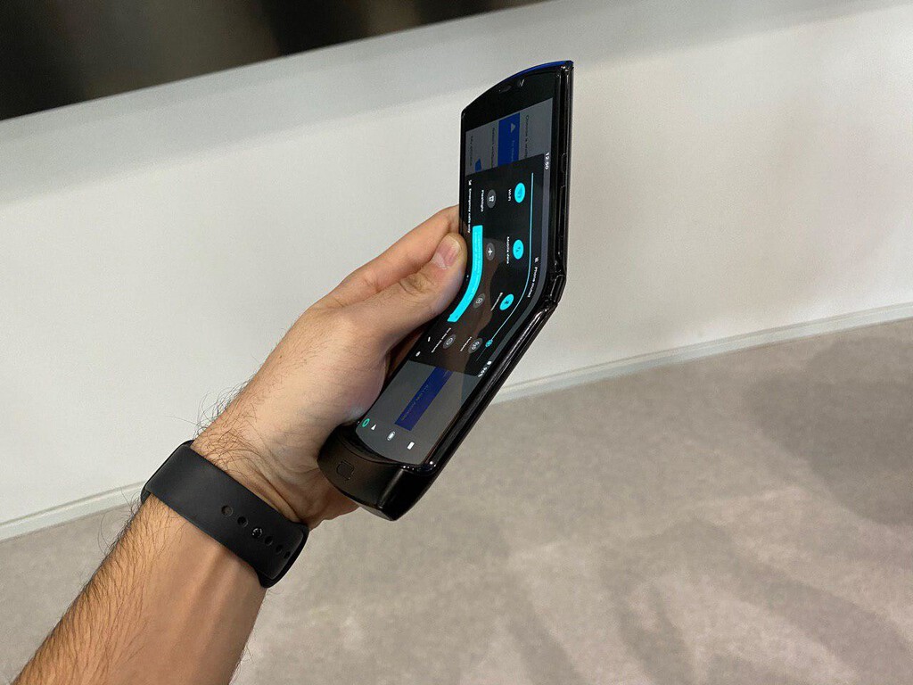 Motorola está desarrollando un móvil enrollable que se expande en vertical, según EvLeaks 