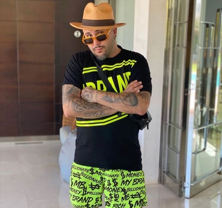 Kiko Rivera monta en parapente y la lía parda: de su último tema 'Conmigo subes' pasa al 'Bájame, cojones'