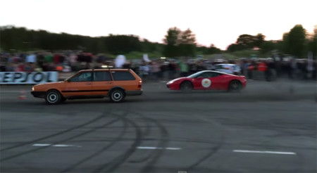 ¿Cómo puede un VW Passat pasarse por la piedra a todo un Ferrari 458 Italia? Pues así (vídeo)