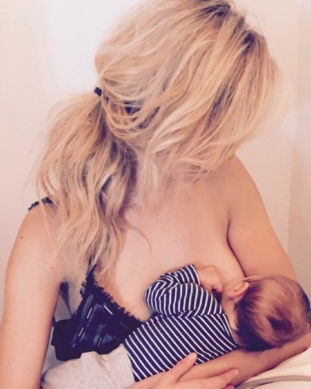¿Te harías y compartirías un #breastfeedingselfie como las famosas?