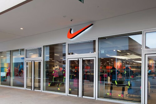 Liquidación en el outlet de Nike con pantalones, zapatillas Air Max, sudaderas y más casi a mitad de precio