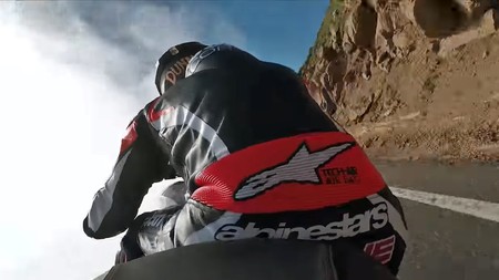 Los vídeos de la Ducati Multistrada 1260 y la KTM 790 Duke a fuego en Pikes Peak son adrenalina pura