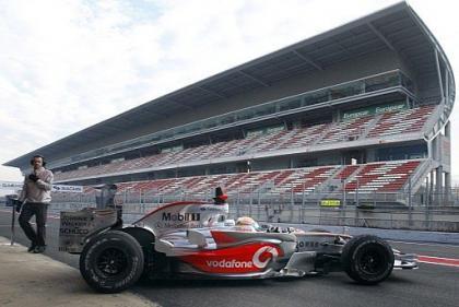 Lewis Hamilton se va a comer liderando los tiempos en Montmeló