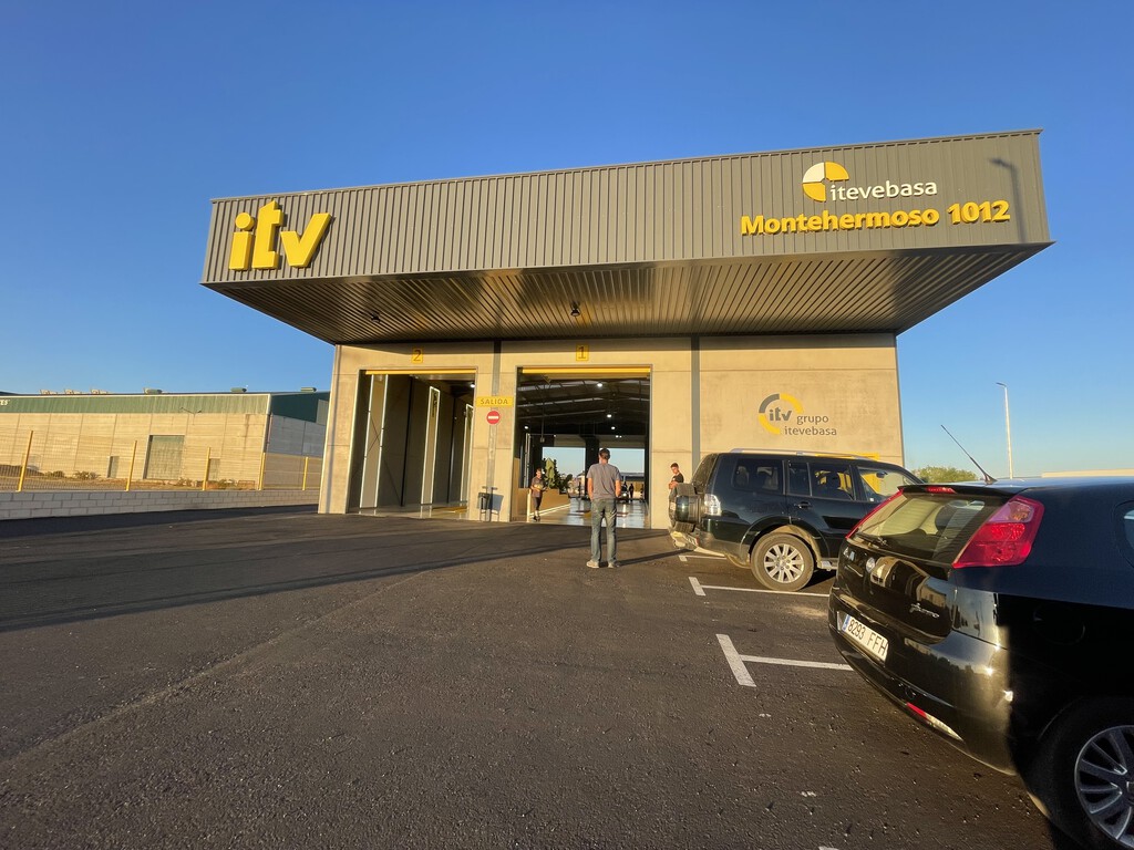 Sigue siendo obligatoria y te multarán por no llevarla. La pegatina de la ITV permanecerá en el parabrisas aunque sirve para poco 