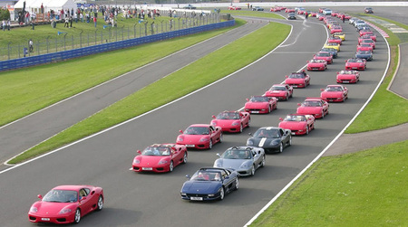 A por el récord Guinness de concentración de deportivos Ferrari