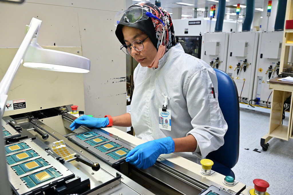 China paga a EEUU con su misma moneda: impidiendo el uso de las CPU de Intel y AMD en los PC del Gobierno