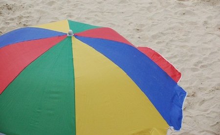 Descuentos para parados y otros sectores en alquiler de hamacas y sombrillas de la playa de Santa Pola