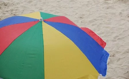 Descuentos para parados y otros sectores en alquiler de hamacas y sombrillas de la playa de Santa Pola