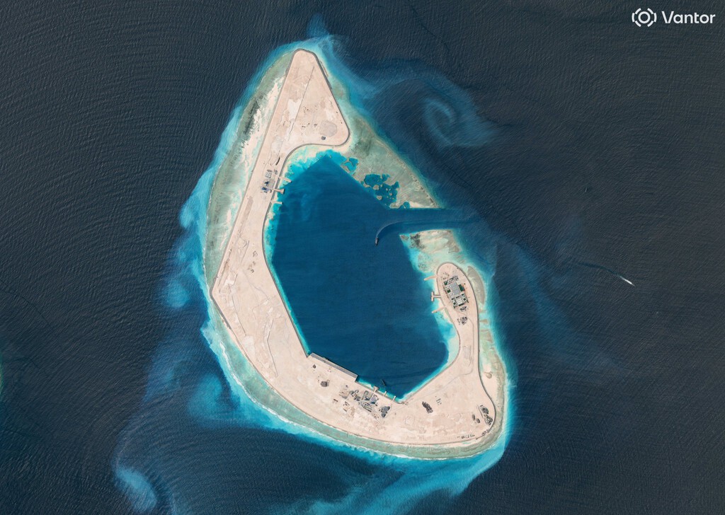 Hace 10 meses en esta imagen solo había agua. Eso es lo que ha tardado China en levantar una isla militar de 850 campos de fútbol