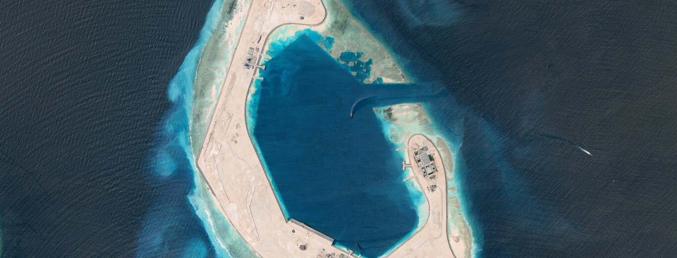 Hace 10 meses en esta imagen solo había agua. Eso es lo que ha tardado China en levantar una isla militar de 850 campos de fútbol