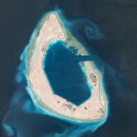 Hace 10 meses en esta imagen solo había agua. Eso es lo que ha tardado China en levantar una isla militar de 850 campos de fútbol