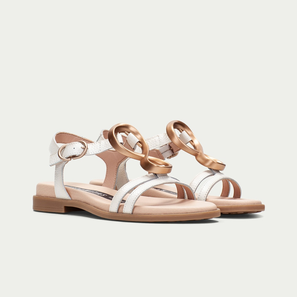 Sandalias planas de mujer de piel con adorno metálico Hispanitas