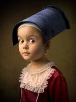 Fotografía a su hija de cinco años imitando cuadros barrocos