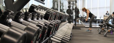 No necesitas el gimnasio para un gran entrenamiento de cuerpo completo: intenta estos 12 movimientos con mancuernas en su lugar