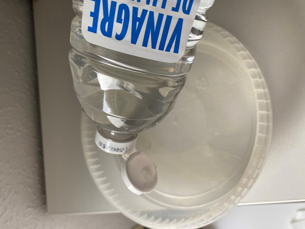 No sabía que el vinagre de limpieza de Mercadona servía para dejar impecables los cristales y grifos: así hay que usarlo 