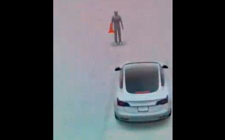 El Autopilot de un Tesla Model 3 confunde a un niño... ¡con un cono de tráfico!