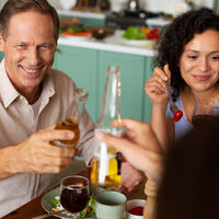 Hay padres que permiten beber a sus hijos adolescentes bajo su supervisión. La ciencia explica por qué no es una buena idea 