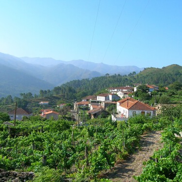 Hereda un minipueblo en España y pone casas a la venta por 7.000 euros para convertirlo en proyecto de vida rural