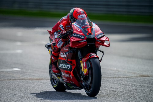 Pecco Bagnaia da un golpe sobre la mesa en otro festival de Ducati y Marc Márquez se arrastra por Sepang