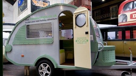 Podrías (casi) irte de vacaciones en esta caravana hecha de piezas Lego