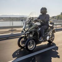 Kymco se ha sacado de la manga un scooter de tres ruedas, y es el más potente de la categoría