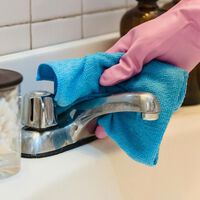 El mejor remedio casero para eliminar la cal de los grifos en segundos lo encuentras en tu alacena 