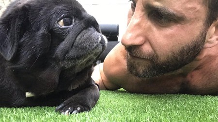 Dani Rovira junto a su perra Carapapa