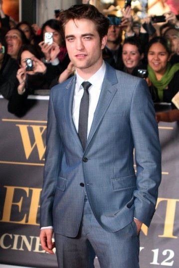 Agarraos los machos que a Robert Pattinson ahora le apetece dar el cante
