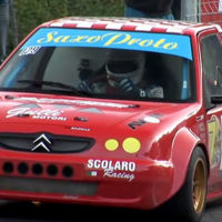 Esto se supone que es un Citroën Saxo, pero con un motor de moto en el maletero