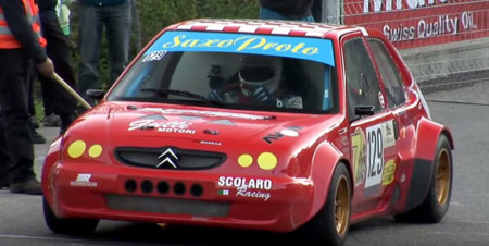 Esto se supone que es un Citroën Saxo, pero con un motor de moto en el maletero