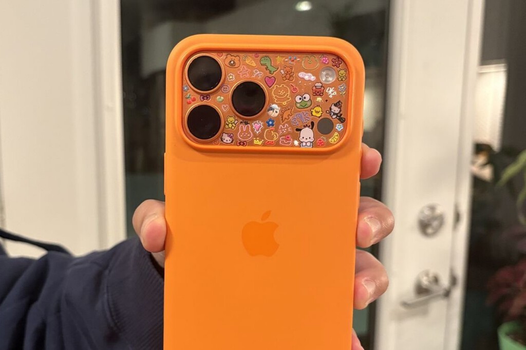 Si no te gusta el diseño trasero de tu iPhone 17 Pro, Apple tiene una idea para ti que ya es una moda viral: ponerle pegatinas
