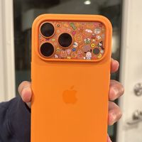 Si no te gusta el diseño trasero de tu iPhone 17 Pro, Apple tiene una idea para ti que ya es una moda viral: ponerle pegatinas 