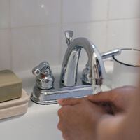 Te vas de vacaciones y sale un chorrillo de agua del grifo: estas causas son las sospechosas habituales