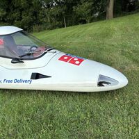 Domino’s repartió pizzas con estos triciclos futuristas en los 80: uno acaba de venderse por lo que cuesta un Toyota Corolla o un CUPRA Formentor