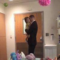 Un padre sorprende a su hija de dos años con un baile 'de princesa' para celebrar el final de su quimioterapia