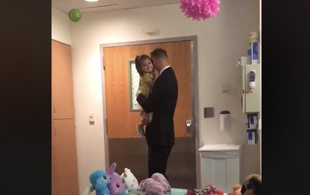 Un padre sorprende a su hija de dos años con un baile 'de princesa' para celebrar el final de su quimioterapia
