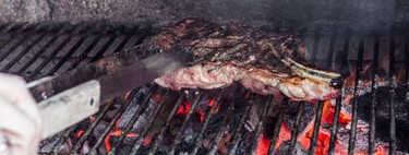 Por qué los expertos en barbacoa recomiendan tirar sal sobre las brasas del asado y para qué sirve