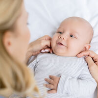 Mi bebé tiene el pliegue del cuello irritado, y el calor no ayuda: cómo evitar que vaya a más
