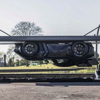 Este superdeportivo eléctrico tiene 1,000 hp y está rompiendo las leyes de la física: no necesita moverse para quedar pegado al techo boca abajo