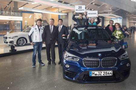 Los del fondo por visitar el BMW Welt se llevan un X1 para conducir un año