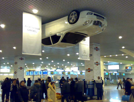Mercedes-Benz atornillado al techo