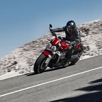 Así se mueven los 291 kg en seco de la nueva Triumph Rocket 3, pero nos quedamos con ganas de escucharla