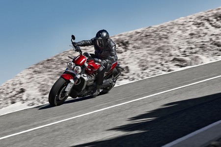 Así se mueven los 291 kg en seco de la nueva Triumph Rocket 3, pero nos quedamos con ganas de escucharla