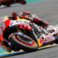 Marc Márquez se cae de la moto y del liderato en Le Mans. "Me ha tocado arriesgar demasiado"