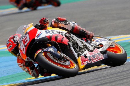 Marc Márquez se cae de la moto y del liderato en Le Mans. "Me ha tocado arriesgar demasiado"