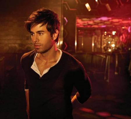 Enrique Iglesias pasa olímpicamente de la boda su hermano