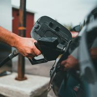 La Justicia da la razón a un jubilado: recibirá 10.000 litros de combustible gratis tras trabajar 43 años en una gasolinera