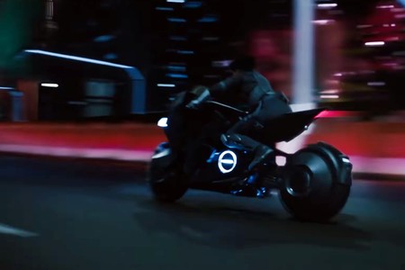 Honda se mete en "Ghost in the Shell" con una futurista moto para Scarlett Johansson