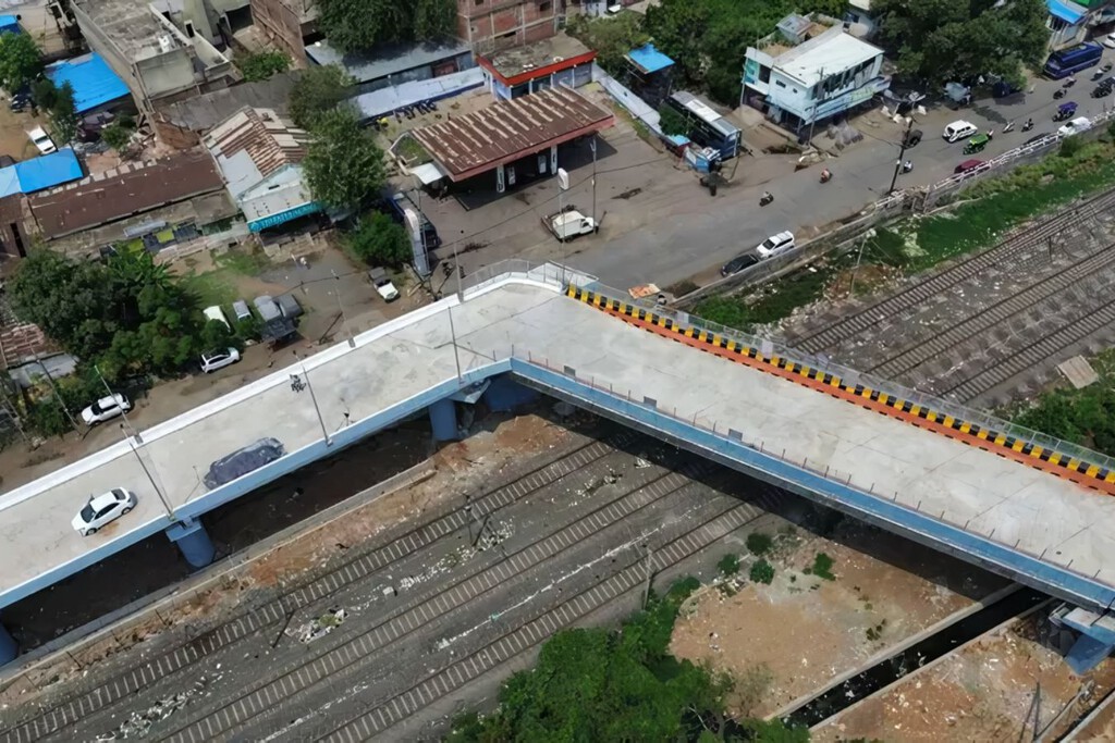 Suspenden a 7 ingenieros tras construir un puente de 2.3 millones de dólares: tenía una curva de casi 90 grados  